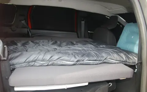 Wygodne spanie w samochodzie: materac i śpiwór gotowe na noc.