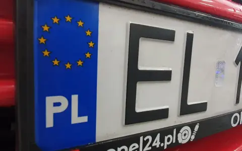 Zbliżenie na polską tablicę rejestracyjną z symbolem UE i literami "EL". To ważny element identyfikacyjny pojazdu, umożliwiający jego rejestrację.