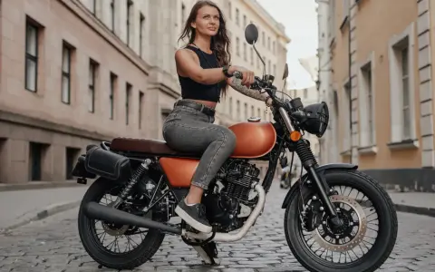 Kobieta na motocyklu 125, gotowa na jazdę po mieście. Jej prawo jazdy czeka na przygodę.
