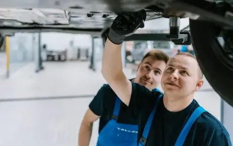 Mechanicy sprawdzają podwozie auta. Wymiana oleju w skrzyni biegów DSG 7-stopniowej co ile?