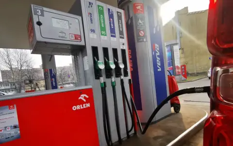Na stacji Orlen kupisz paliwo, napoje i przekąski. Wygodnie zapłacisz aplikacją Orlen Vitay.