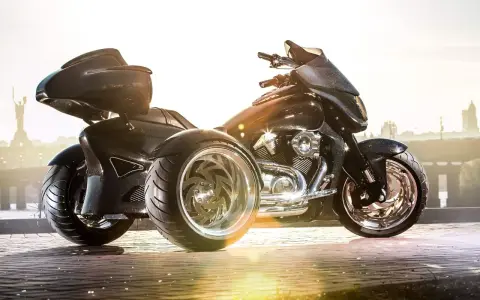 Czarny, lśniący motocykl trójkołowy na kat B. z chromowanymi felgami, gotowy na podbój miasta.