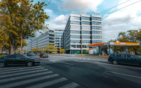 Nowoczesne biurowce i stacja paliw Orlen. Zastanawiasz się, ile punktów za tankowanie Orlen zdobędziesz?