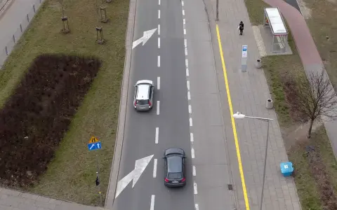 Znak jazdy na suwak informuje kierowców o konieczności zjeżdżania na sąsiedni pas.
