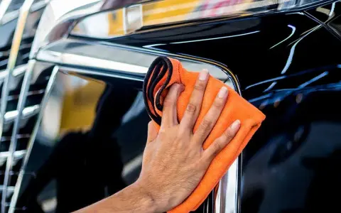 Ile trwa woskowanie auta? Realny czas i sekrety detailera
