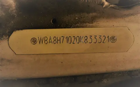 Tabliczka z numerem VIN pojazdu: WBA8H71020K833321.