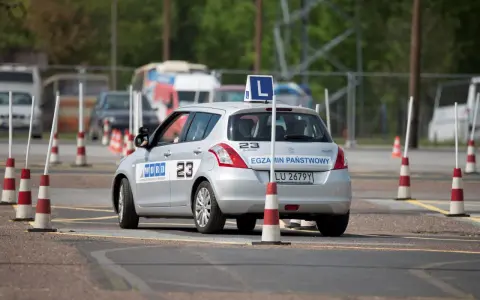 Srebrny samochód z literą "L" na dachu i napisem "EGZAMIN PAŃSTWOWY" na klapie bagażnika, pokonuje tor przeszkód. Czyżby to był rekord w zdawaniu prawa jazdy?