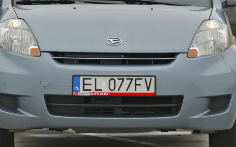 Szara atrapa samochodu z widocznym logo Daihatsu i polską tablicą rejestracyjną EL 077FV.