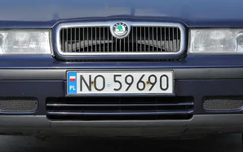 Niebieska Skoda z tablicą rejestracyjną NO 59690.