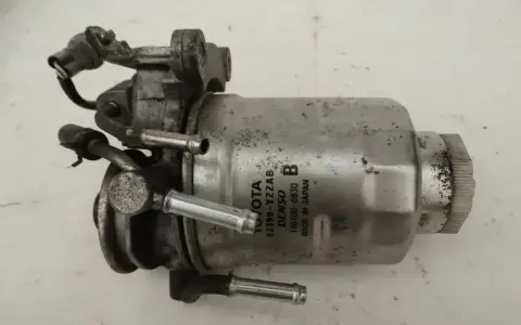 Filtr paliwa do Toyota RAV4 2.0 benzyna. Ten element jest kluczowy dla czystości paliwa.
