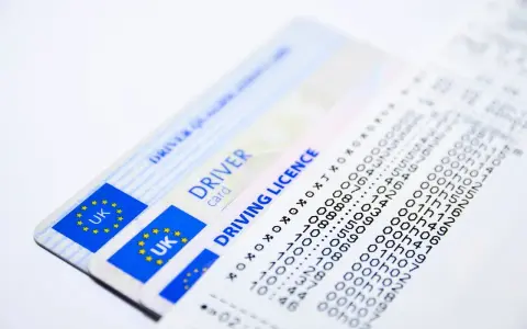 Brytyjskie prawo jazdy za granicą i wydruk z tachografu. Dokumenty niezbędne do podróży i pracy kierowcy.