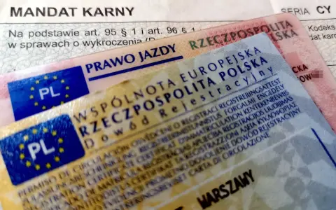 Prawo jazdy i dowód rejestracyjny. Czy przy odbiorze dowodu rejestracyjnego trzeba oddać tymczasowy? Dokumenty są kluczowe.