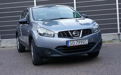 Szary Nissan Qashqai 1.6 benzyna, idealny do miasta. Sprawdź jego spalanie!