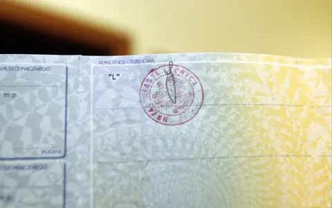 Pieczątka urzędowa na dokumencie, która może oznaczać zatrzymanie dowodu rejestracyjnego.