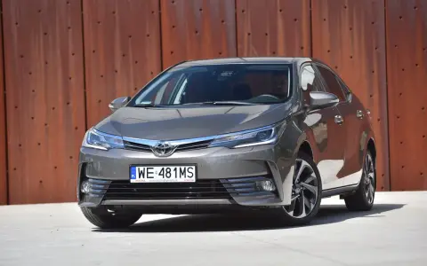 Szary sedan Toyota Corolla 1.6 benzyna, zapytaj o spalanie.
