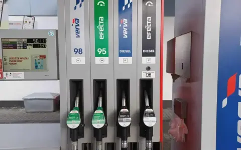 Stacja paliw z dystrybutorami. Wybór między Efecta 95 a dieslem.
