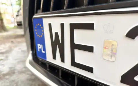 Zbliżenie na polską tablicę rejestracyjną z literami "WE". Ciekawi Cię, ile się czeka na tablice rejestracyjne?