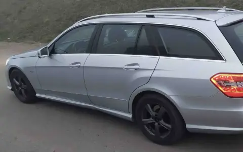 Srebrne kombi Mercedes W212 na czarnych felgach. Zastanawiasz się, jaki silnik wybrać do tego modelu?