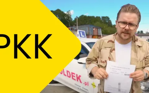 Jak wyrobić PKK? Mężczyzna w okularach trzyma dokument przed samochodem z literą L.