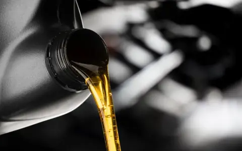 Złoty olej silnikowy płynie z czarnego kanistra. Czy to Valvoline czy Motul? Wybór należy do Ciebie, by zapewnić najlepszą ochronę silnika.