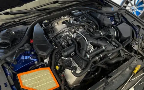 Silnik BMW z nowym filtrem powietrza. Czy części do BMW są drogie? Zależy od części, ale ten filtr to niewielki wydatek.