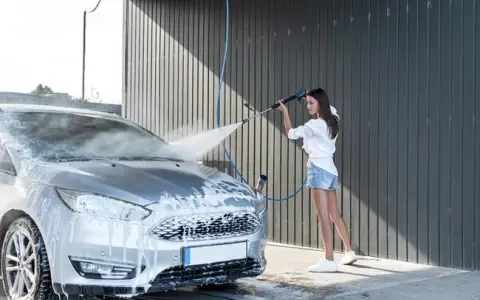 Jak korzystać z myjni ręcznej? Poradnik: lśniące auto bez błędów.