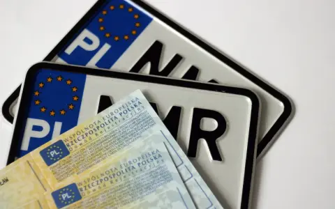 Polskie tablice rejestracyjne i dowód rejestracyjny, gotowe do przerejestrowanie samochodu.