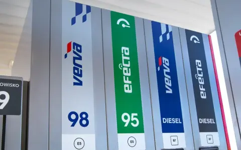 Stacja paliw z dystrybutorami Verve i eFecta 95. Widoczne oznaczenia 98, 95 i Diesel.