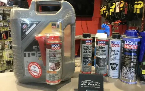 Duży kanister oleju silnikowego i kilka mniejszych preparatów do pielęgnacji samochodu, w tym dodatki do paliwa i płyny. Wszystkie oleje i preparaty to produkty marki Liqui Moly.