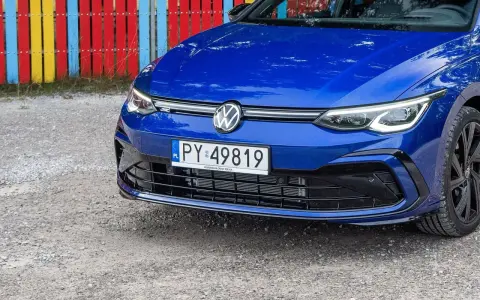 Niebieski Volkswagen z tablicą PY 49819, zapytanie "py co to za rejestracja" może dotyczyć właśnie tego numeru.
