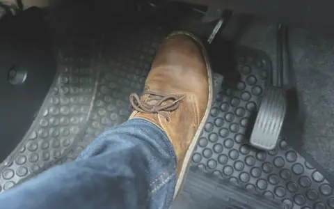 Buty na pedale hamulca. Delikatne naciskanie pedału może sygnalizować hamowanie pulsacyjne.