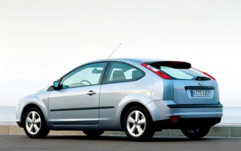 Srebrny Ford Focus Mk2 2.0 benzyna z widocznym z tyłu, gotowy do podróży nad morze.