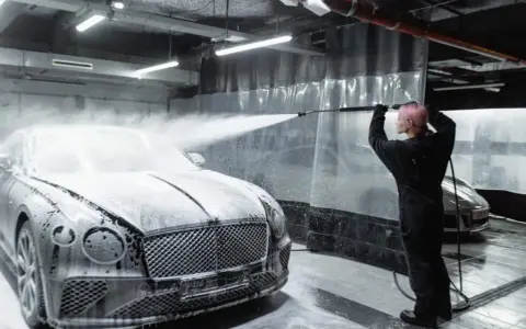 Jak myć auto aktywną pianą na myjni? Perfekcyjny efekt bez rys