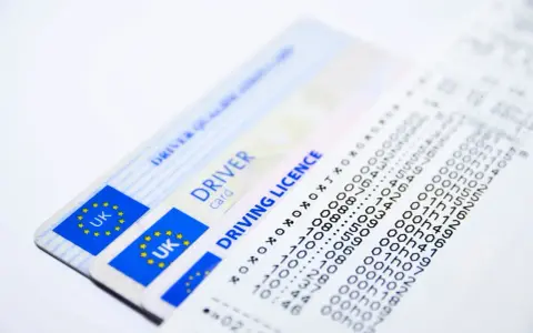Karta przedsiębiorcy do tachografu, obok prawa jazdy i wydruku z tachografu.