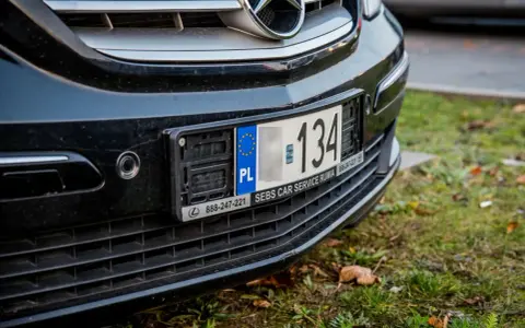 Czarna atrapa chłodnicy z widocznym numerem rejestracyjnym 134. Pod nim napis "SEBS CAR SERVICE RUMIA".