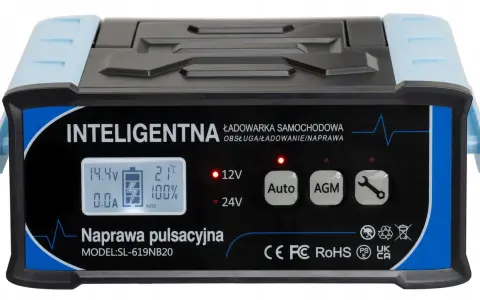 Inteligentna ładowarka samochodowa z wyświetlaczem, przyciskami Auto, AGM i ikoną klucza.