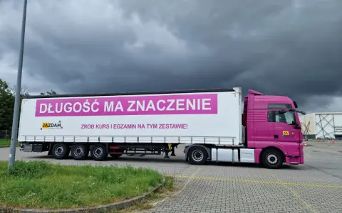 Różowa ciężarówka z napisem "Długość ma znaczenie. Zrób kurs i egzamin na tym zestawie!" zachęca do zdania egzaminu kwalifikacji zawodowej kierowcy.