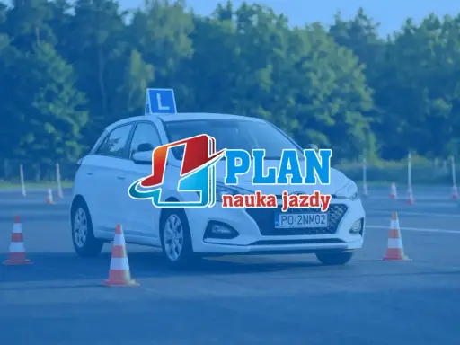 Biały samochód z literą "L" na dachu i pachołkami na placu manewrowym. To idealne miejsce na praktyczny egzamin na prawo jazdy.