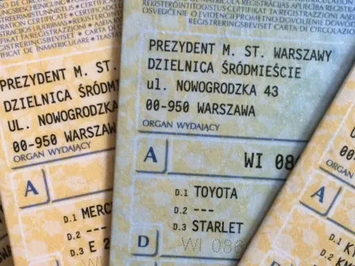 Dokumenty rejestracyjne pojazdów z Warszawy, ul. Nowogrodzka 43. Widoczne dane dotyczące rejestracji samochodu wr.