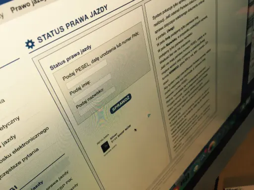 Sprawdź status prawa jazdy, wpisując PESEL, imię i nazwisko. Dowiedz się, ile czeka się na prawo jazdy.