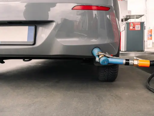Złącze do tankowania LPG przy samochodzie, przygotowanie do demontażu instalacji. Zaświadczenie o demontażu instalacji LPG będzie potrzebne.