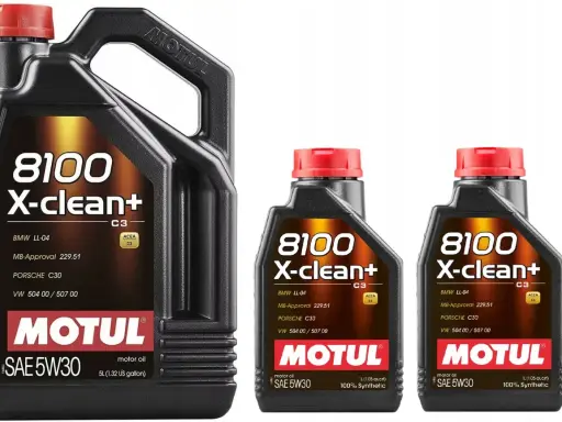 Trzy opakowania oleju silnikowego Motul 8100 X-clean+ SAE 5W30. Wybór między Motul czy Valvoline? Ten olej to świetna opcja.
