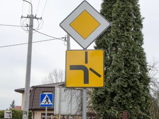 Znak "ustąp pierwszeństwa" i znak informujący o skrzyżowaniu. Czy jadąc drogą z pierwszeństwem trzeba włączać kierunkowskaz? Tak, zawsze!