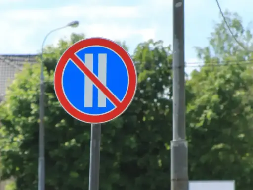 Znak zakazu postoju. Uważaj, bo to zakazy dla ciężarówek, nie wolno tu parkować.