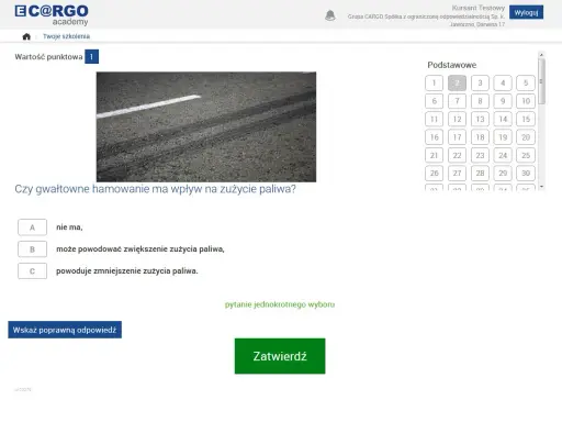 Egzamin kwalifikacja wstępna przyspieszona. Pytanie o wpływ gwałtownego hamowania na zużycie paliwa, z widocznymi śladami opon na asfalcie.
