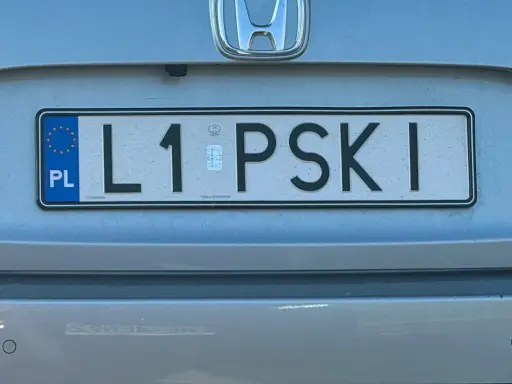 Rejestracja L1 PSKI na samochodzie.