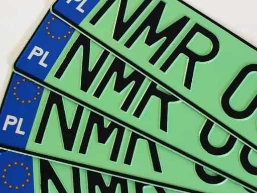 Kilka zielonych tablic rejestracyjnych z literami "NMR" i cyframi "0". Co to za rejestracja?