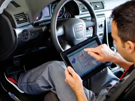 Mechanik sprawdza diagnostykę auta na tablecie. To ważny krok po zakupie auta, by upewnić się, że wszystko działa poprawnie.