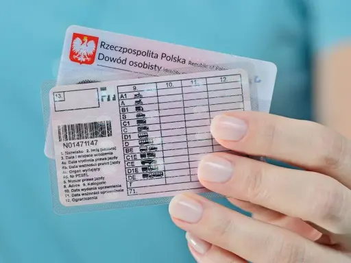 Polskie prawo jazdy i dowód osobisty. Sprawdź, ile jest ważny kurs na prawo jazdy, patrząc na datę ważności uprawnień.
