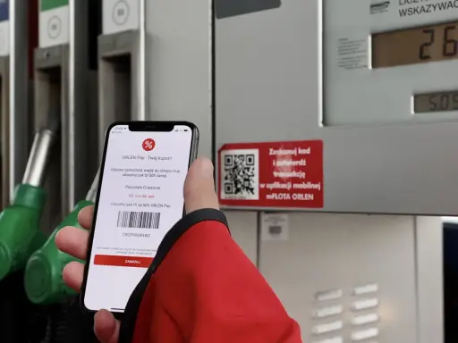 Na stacji Orlen, telefon z aplikacją ORLEN Pay pokazuje kupon na sok. Gdzie kupić orlen e-toll? Tutaj płacisz telefonem!